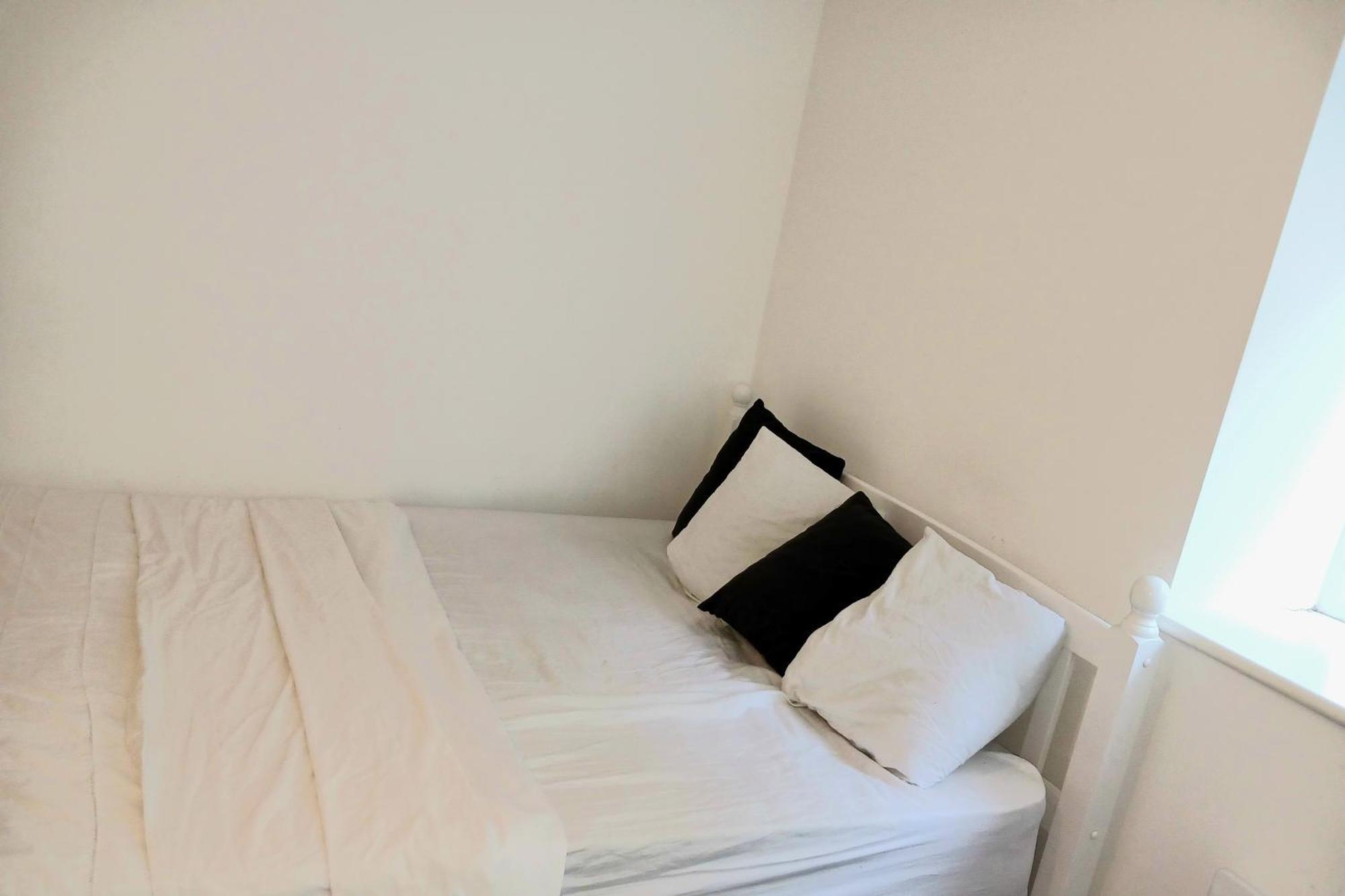 איילסברי A Beautifully Furnished Master Bedroom In A Shared Apartment מראה חיצוני תמונה